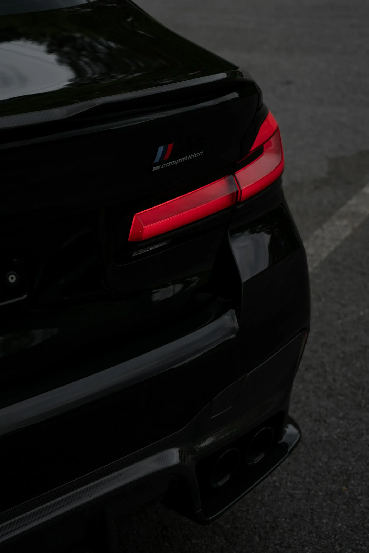 BMW M5 galinis žibintas tamsoje