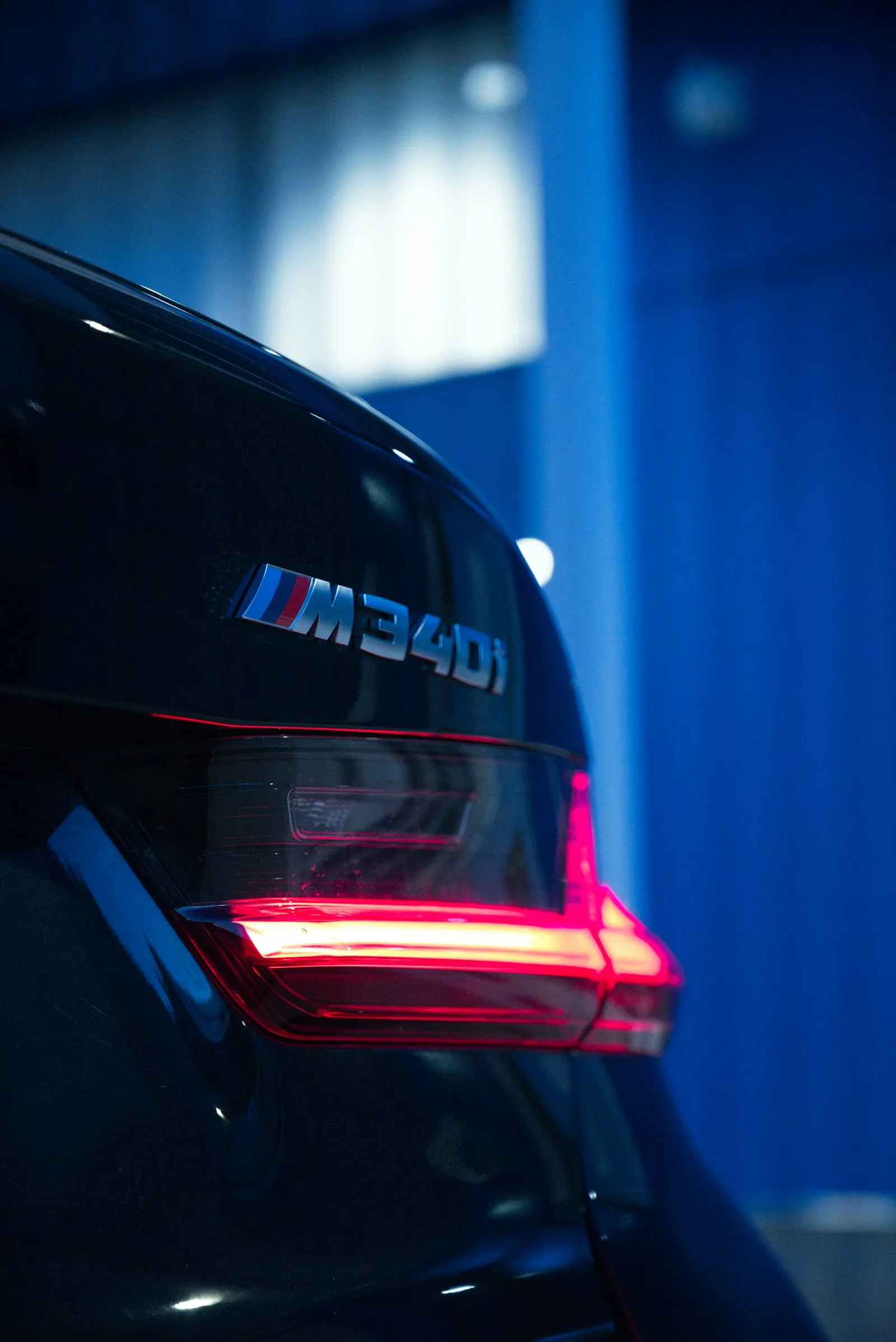 BMW M340i galinis žibintas mėlynoje šviesoje